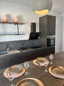 Cora May Central Villa with private pool 200m to the beach