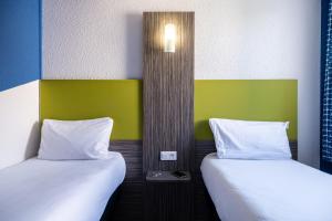 Hotels greet Chartres Est : Single Pop Room with Two Single Beds