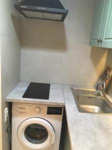 Апартаменты рядом с метро Защитников Украины, Спортивная