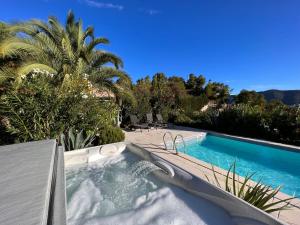 Maisons de vacances Villa de charme au calme, vue panoramique Terrasse Piscine, Jacuzzi 100% prive. : photos des chambres