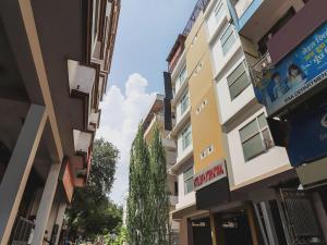 Super Capital O Seven Wonders Inn Near Sahara Ganj Mall