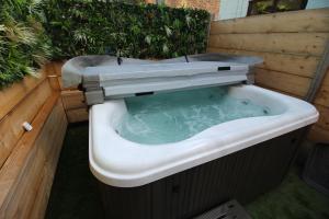 1 The Old Schoolhouse for 5+cot; hot tub, parking, pets