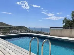 Villa con piscina sobre la Almadrava II - Montjoys