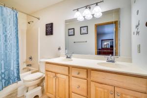 Deck and Screened Porch Pocono Lake Vacation Rental