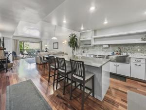 129 Park Station Escape! Cozy Condo with Pool & Hot Tub! Walking Distance to Main Street & Town Lift! condo