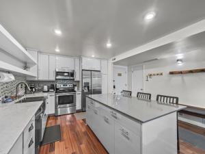 129 Park Station Escape! Cozy Condo with Pool & Hot Tub! Walking Distance to Main Street & Town Lift! condo