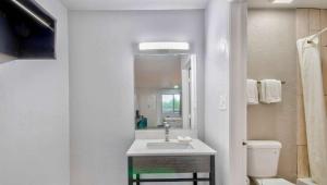 King Room - Disability Access - Non-Smoking room in Studio 6 Texarkana TX