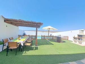 Magnificent villa: 2 private pools, BBQ, garden & parking. 13 per. In Padul