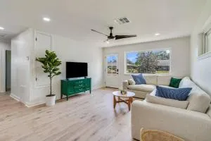 Central Lafayette location w/King Bed & Coffee Bar - Rayne