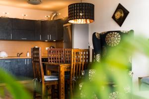 Comfy condo on the 20th floor & FREE parking