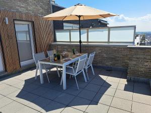 Duplex met zonnig terras aan haven en zee