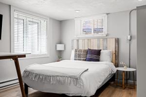 Contemporary Finishes - Studio Apt - Sloans Lake