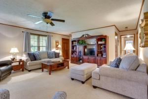 Cozy Georgia Getaway with Deck, Grill and Fire Pit! - 3hvězdičkové hotely ve městě Cartersville