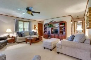 Cozy Georgia Getaway with Deck, Grill and Fire Pit! - Rydal