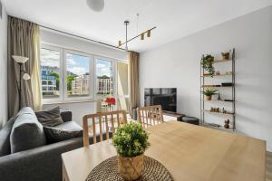 Powiśle Business Apartments - Balcony, Workspace - by Rentujemy