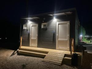 WOMOCAMP Holzhütte 2 with shared WC