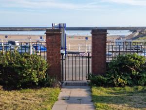 Beach View Couples Retreat Aberavon Beach Direct Seafront panoramic Sea Views large driveway parking