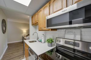 Stylish Gatlinburg Condo with Pool Walk Downtown!