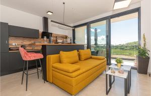 1 Bedroom Nice Apartment In Jezera 