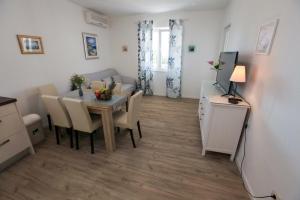 Apartments by the sea Rogoznica - 4805