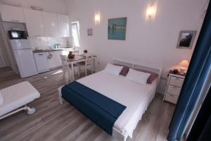 Apartments by the sea Rogoznica - 4805