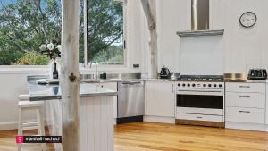 Baraga Sanctuary holiday house, Bermagui Barragga Bay Linen & Wifi Provided