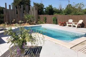 Maisons de vacances Spacious Cottage in Saint Jean de Sauves with Terrace : photos des chambres