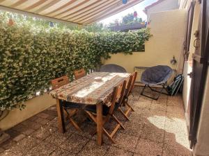 Pavillon lumineux avec terrasse à 500m de la plage, parking sécurisé, 6 couchages - FR-1-732-52