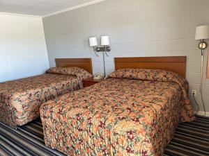 Queen Room with Two Queen Beds room in Ballinger Inn