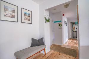 Tranquil 2BR downtown condo, Parking, King bed