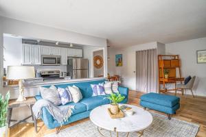 Tranquil 2BR downtown condo, Parking, King bed