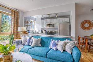 Tranquil 2BR downtown condo, Parking, King bed