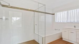 Mumbulla House 22A Mumbulla Street- Large home with linen