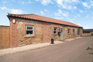 The Old Moat Barn - With Private Hot Tub