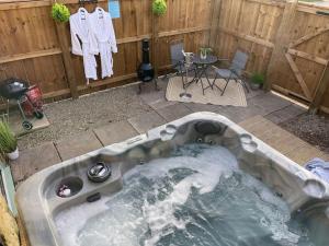 The Old Moat Barn - With Private Hot Tub