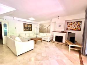 Spacious Golden Mile Townhouse
