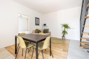 Trendy Aparment with garage right by the lake