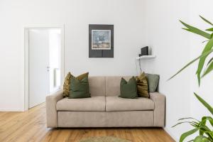 Trendy Aparment with garage right by the lake