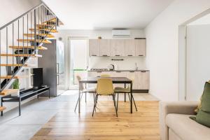 Trendy Aparment with garage right by the lake