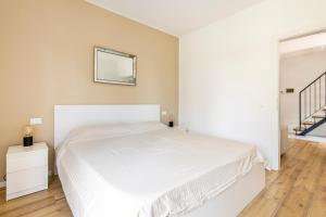 Trendy Aparment with garage right by the lake