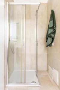 Trendy Aparment with garage right by the lake