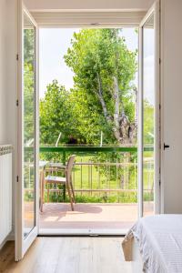 Trendy Aparment with garage right by the lake