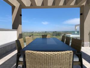 Penthouse with wide terrace next to the ocean