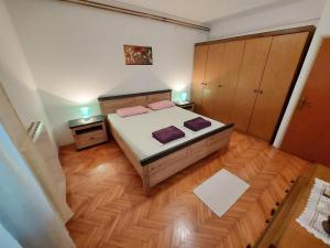 Spacious apartment in Pula for 6 persons and with a big swimming pool