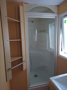 Campings CAMPING DOMAINE DES ISCLES mobil-home climatise : photos des chambres