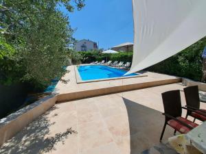 Big pool apartment in Pula