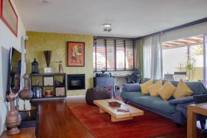 Villa con piscina climatizada y vistas al mar