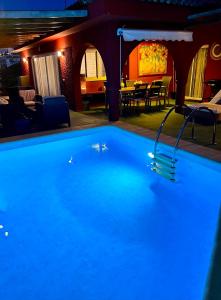 Villa con piscina climatizada y vistas al mar