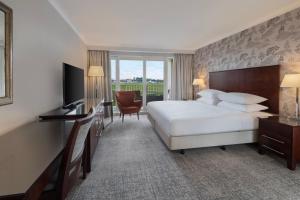 Large King Room with Balcony or Patio  room in York Marriott Hotel