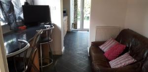 Green Village Guest House - Near Manchester Airport